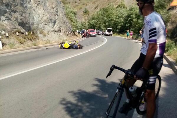 MUŠKARAC TEŽE POVREĐEN U SUDARU NA BRĐANSKOJ KLISURI: U stravičnoj nesreći učestvovali motociklista i automobil