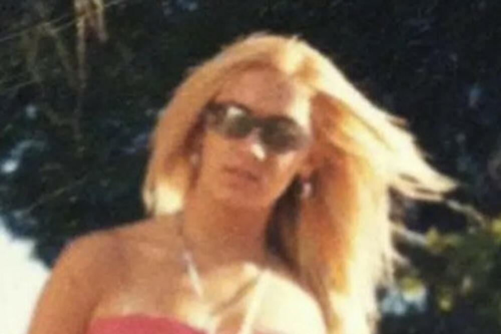 POVEZUJU JE SA ŽESTOKIM MOMCIMA, OBOŽAVA KOREKCIJE I PUNA JE KAO BROD: Vrela plavuša je danas CRNKA od koje STREPE