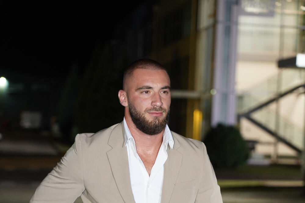 MENSUR AJDARPAŠIĆ NAPUSTIO ELITU: Voditeljka saopštila ODLUKU PRODUKACIJE, u Beloj kući NASTAO MUK