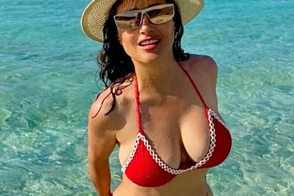 MAJKO MILA, KAKVA MAČKA! Vatrena crnka u 57. godini JAČA NEGO MNOGO MLAĐE: Kupaći jedva držao OBLINE, baš JAKO TELO