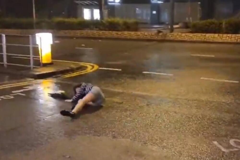 SUPERTAJFUN ODUVAO ŽENU KAO DA JE LIST NA VETRU: Objavljen ZASTRAŠUJUĆI snimak iz Hong Konga! (VIDEO)