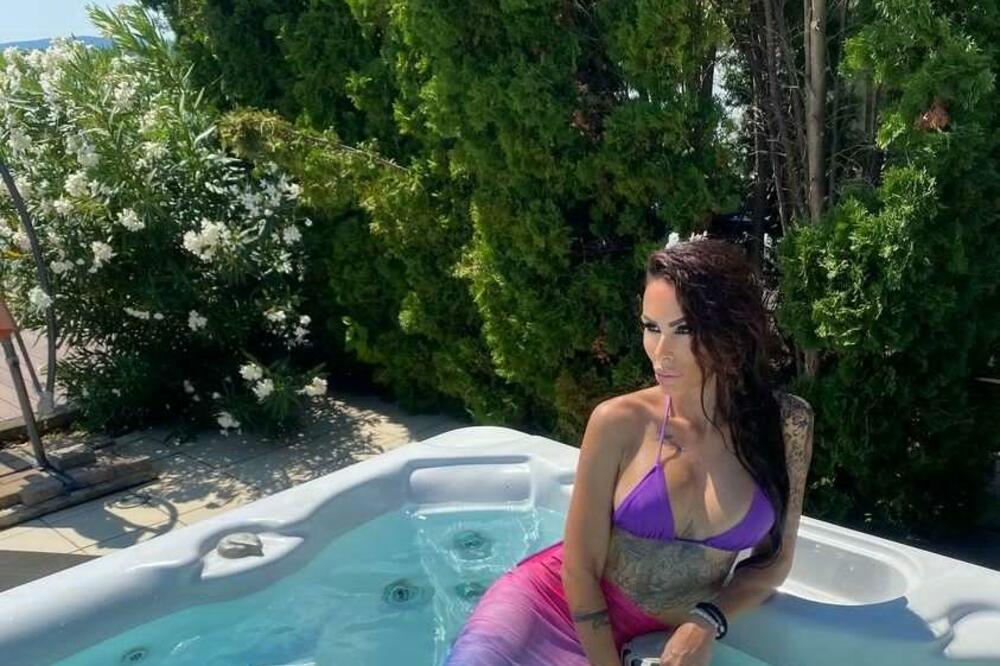 O NJENIM GOLIM FOTKAMA BRUJI CELA SRBIJA, A SADA SE POMINJU I OŽENJENI MUŠKARCI: Preklinju je da ne objavi SLEDEĆE