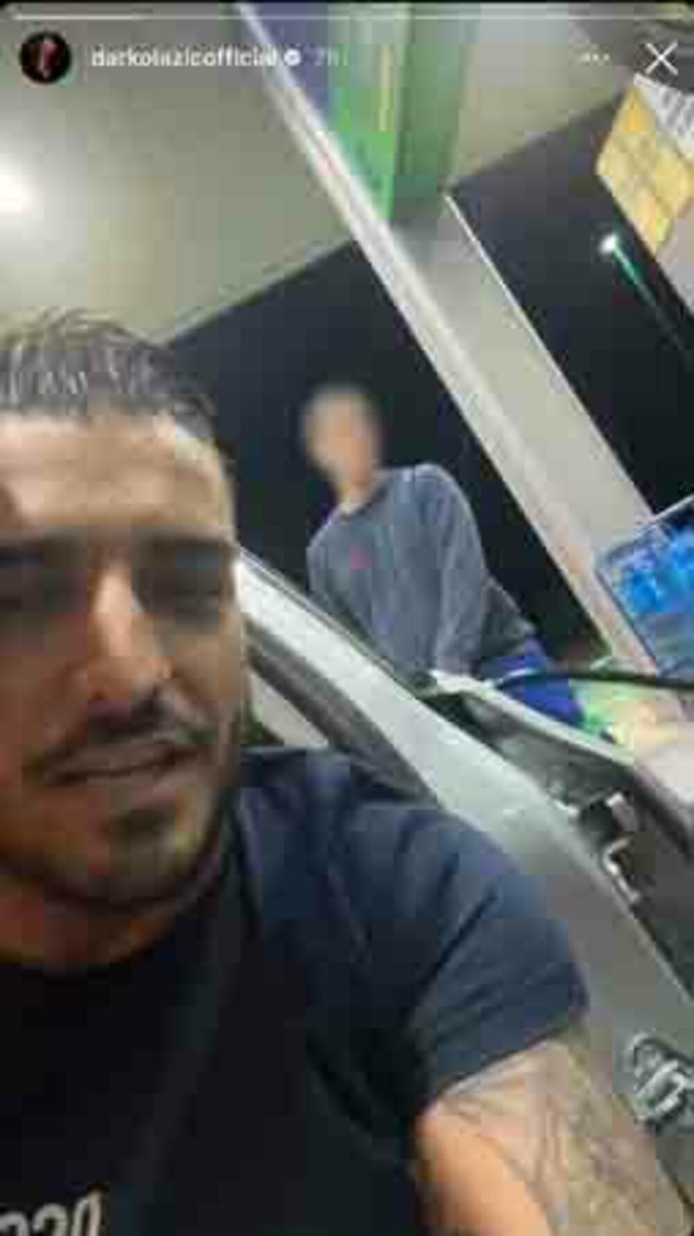 On je zbijao šale pa je na benzijskoj pumpi snimao kako sedi na mestu suvozača i radniku govori da nema smisla da ga žena vozi.