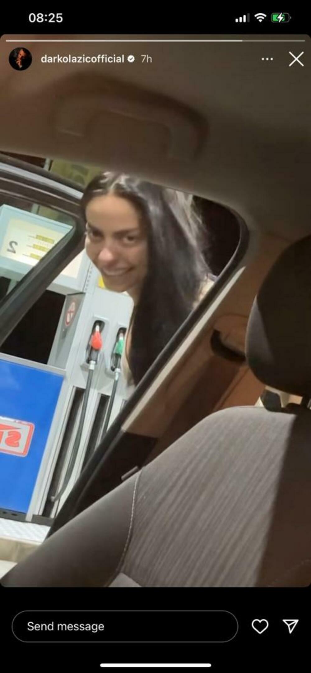 On je zbijao šale pa je na benzijskoj pumpi snimao kako sedi na mestu suvozača i radniku govori da nema smisla da ga žena vozi.