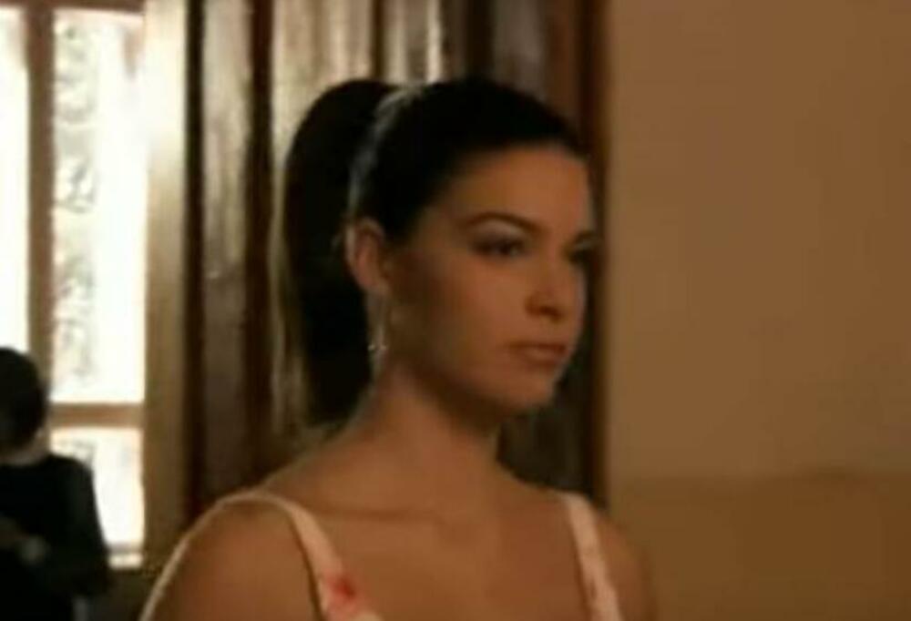  Sanja je u filmu 'Šejtanov ratnik' tumačila lik lepotice, nove devojke u školi, koja je osvojila srca mnogih školskih drugara.