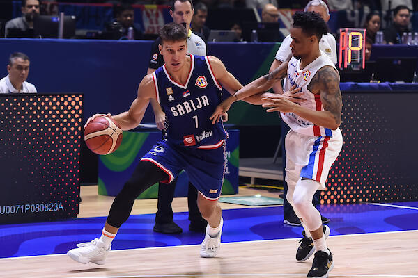 POKLON KOJI ĆE ZAUVEK ČUVATI: Bogdanović pehar za igrača meča uručio OVOJ osobi! (FOTO)