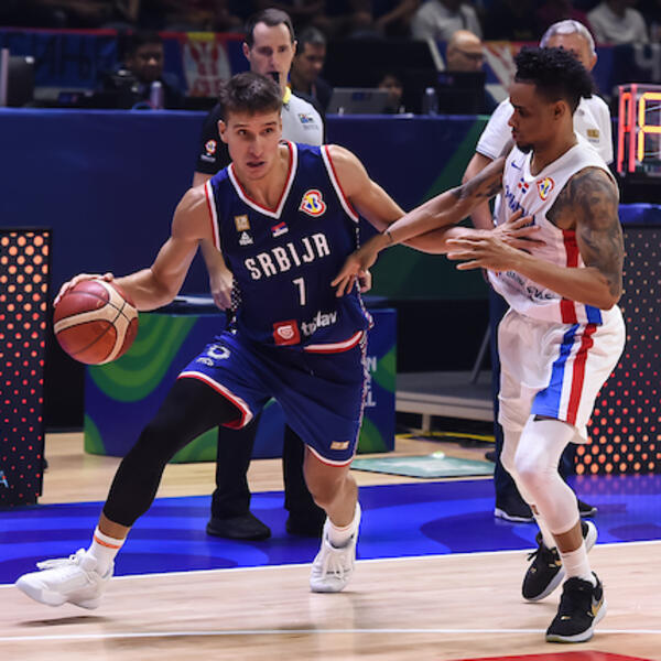 POKLON KOJI ĆE ZAUVEK ČUVATI: Bogdanović pehar za igrača meča uručio OVOJ osobi! (FOTO)