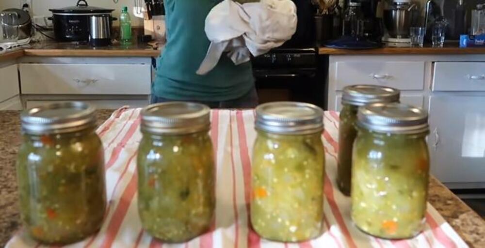 Zeleni paradajz u tegli