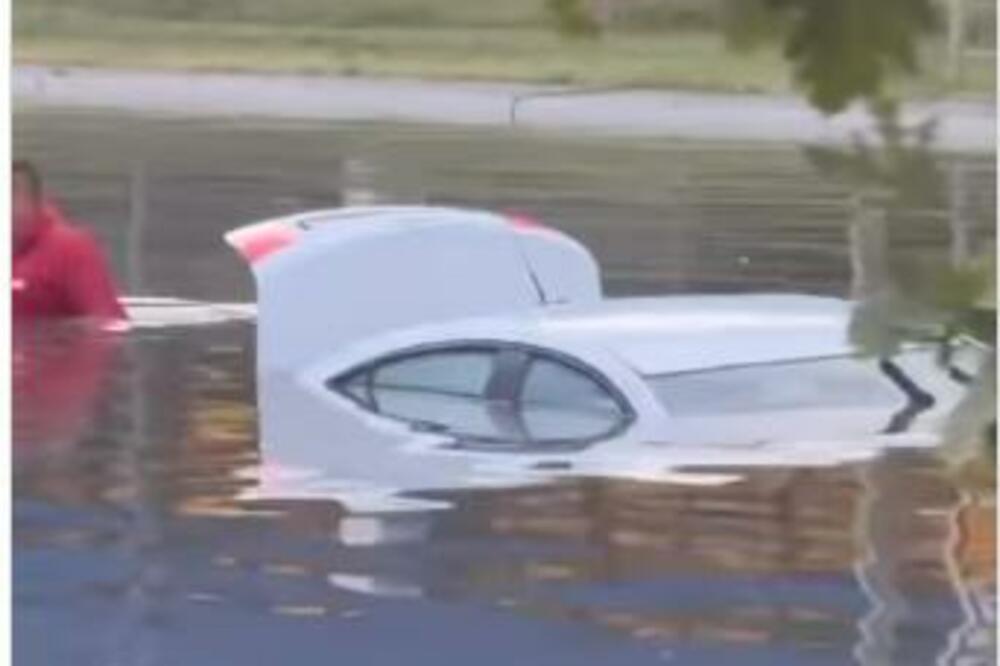 NOVOSAĐANIN POKUŠAO DA SPASI AUTO, PA ZAVRŠIO U VODI DO RAMENA: Snimak kakav nije viđen kod nas (VIDEO)