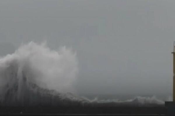 Strašan tajfun će danas pogoditi Japan: Otkazani letovi i suspendovan železnički saobraćaj, izdato upozorenje!