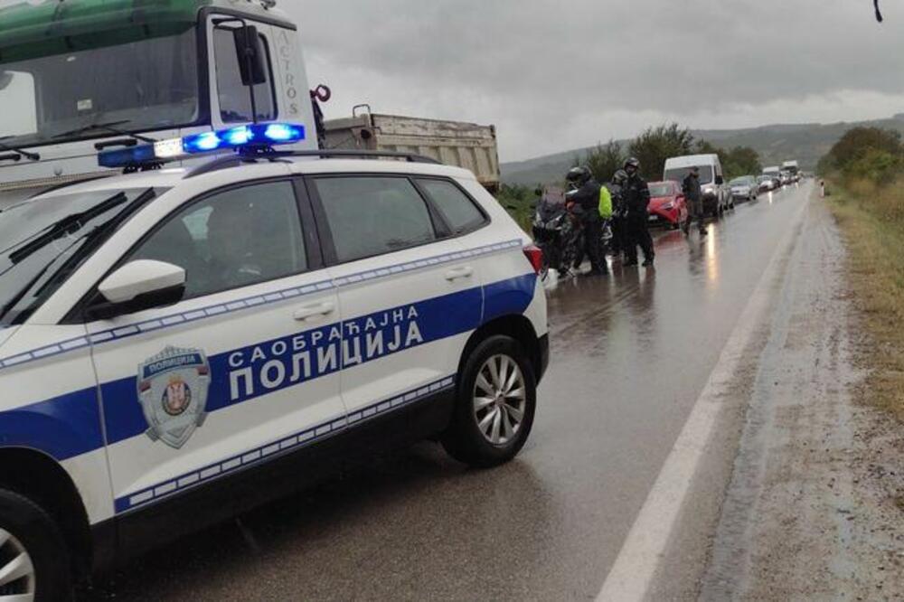 STRAVIČAN PRIZOR NAKON TEŠKE NESREĆE NADOMAK SRVLJIGA! Jedna osoba STRADALA NA MESTU (FOTO)(VIDEO)