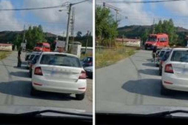 MINIBUS NA LINIJI 501 OBILAZI SPUŠTENU RAMPU: Opasna scena snimljena u RAKOVICI, ovo je NEDOPUSTIVO (VIDEO)