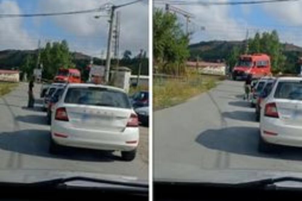 MINIBUS NA LINIJI 501 OBILAZI SPUŠTENU RAMPU: Opasna scena snimljena u RAKOVICI, ovo je NEDOPUSTIVO (VIDEO)
