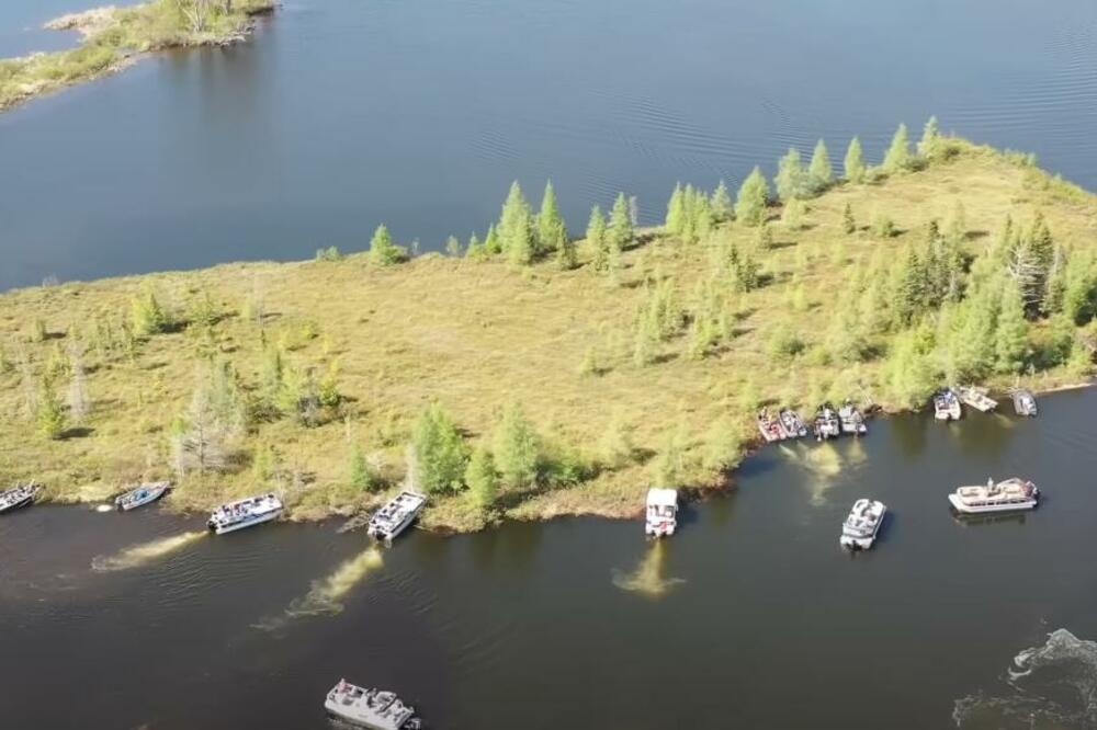JEZERO IZ 1923. GODINE KRIJE ČUDNU PLUTAJUĆU TAJNU: Lokalci ga svake godine GURAJU čamcima, NEVEROVATNA pojava