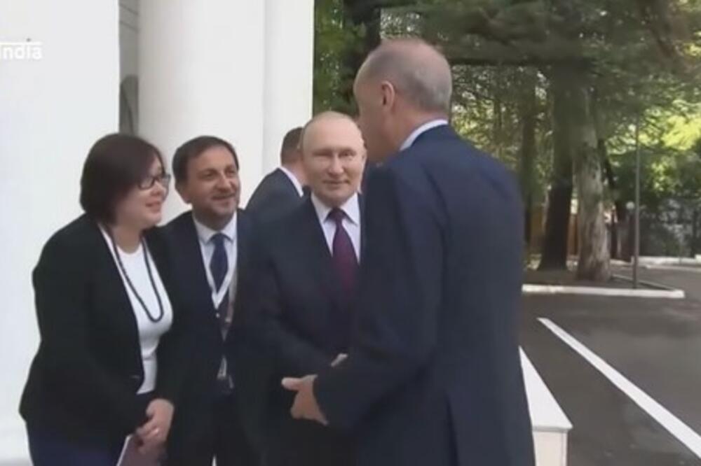 POGLEDAJTE KAKO JE PUTIN DOČEKAO ERDOGANA U SOČIJU: Rukovali se i kratko popričali (VIDEO)