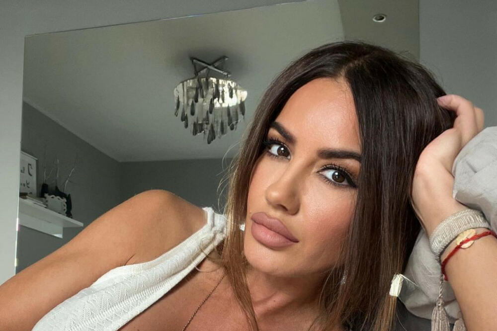 U OVOM LUKSUZU ŽIVI SINDI: Bivša modelsica u ima ĐAKUZI u spavaćoj sobi, a HOT IZDANJU pozirala pored NJEGA (FOTO)