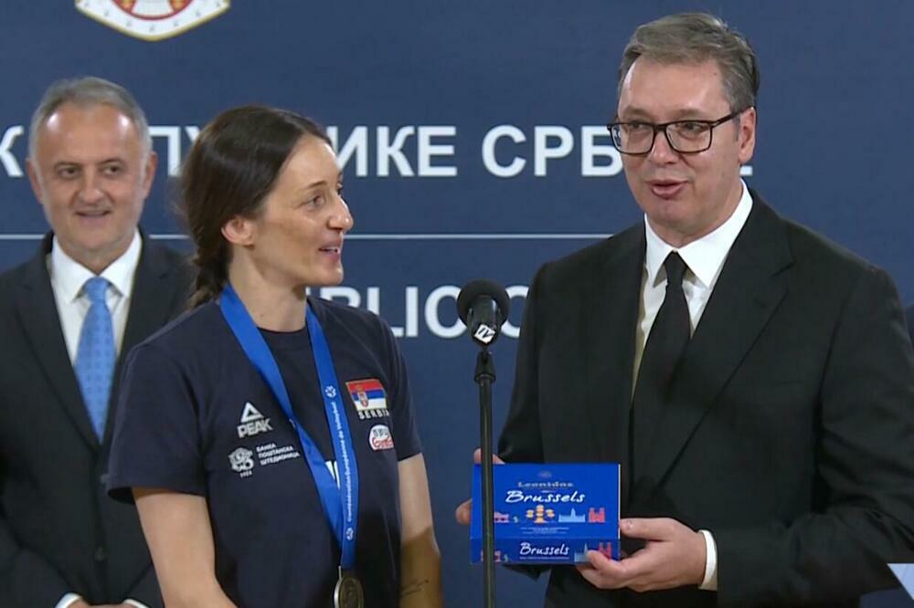 "U PARIZU ĆE DRUGA PESMA DA BUDE!" Odbojkašice na prijemu kod Vučića, predsednik poslao poruku Santareliju (FOTO)