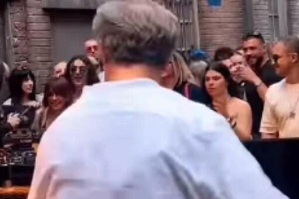 STARIJI ČOVEK SE POPEO NA BINU ČIM JE KRENUO KONCERT: Mladi ga gledali u ČUDU, a onda SNIMILI i ŠTA RADI...