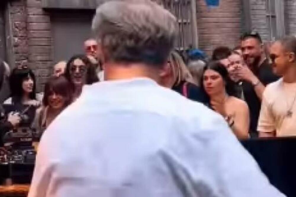 STARIJI ČOVEK SE POPEO NA BINU ČIM JE KRENUO KONCERT: Mladi ga gledali u ČUDU, a onda SNIMILI i ŠTA RADI...