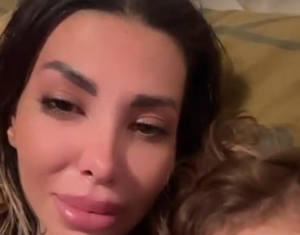 MAMA U MIKRO CRVENOM BIKINIJU POKAZALA ŠTA RADI SA ĆERKOM! Elitarka zapalila mreže - GLAVNE MAČKE NA PLAŽI