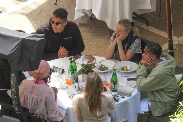 BIVŠA LJUBAVNICA VELIKOG MOĆNIKA JE PONOVO TU: Vratila se IZ SENKE, a evo zbog čega SVI BRUJE DANAS O NJOJ