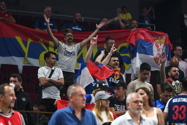 DA SE NAJEŽIŠ: Srpski navijači iz Manile poslali celom svetu moćnu poruku podrške Boriši Simaniću! (FOTO)