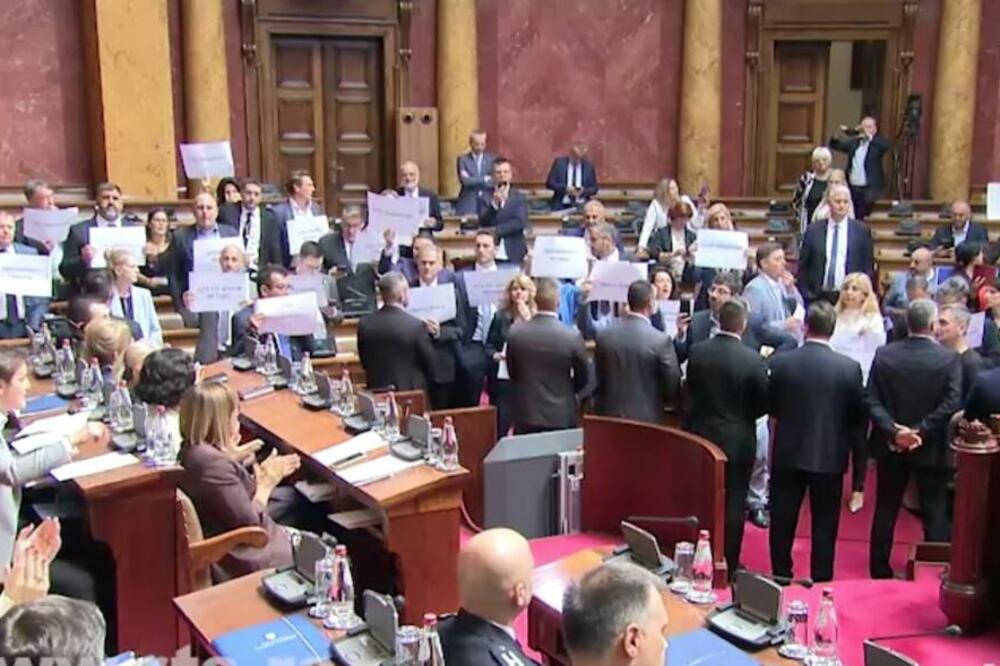 BLOKIRAN RAD PARLAMENTA: Sednica skupštine prekinuta zbog HAOSA, ministri napustili salu (VIDEO)