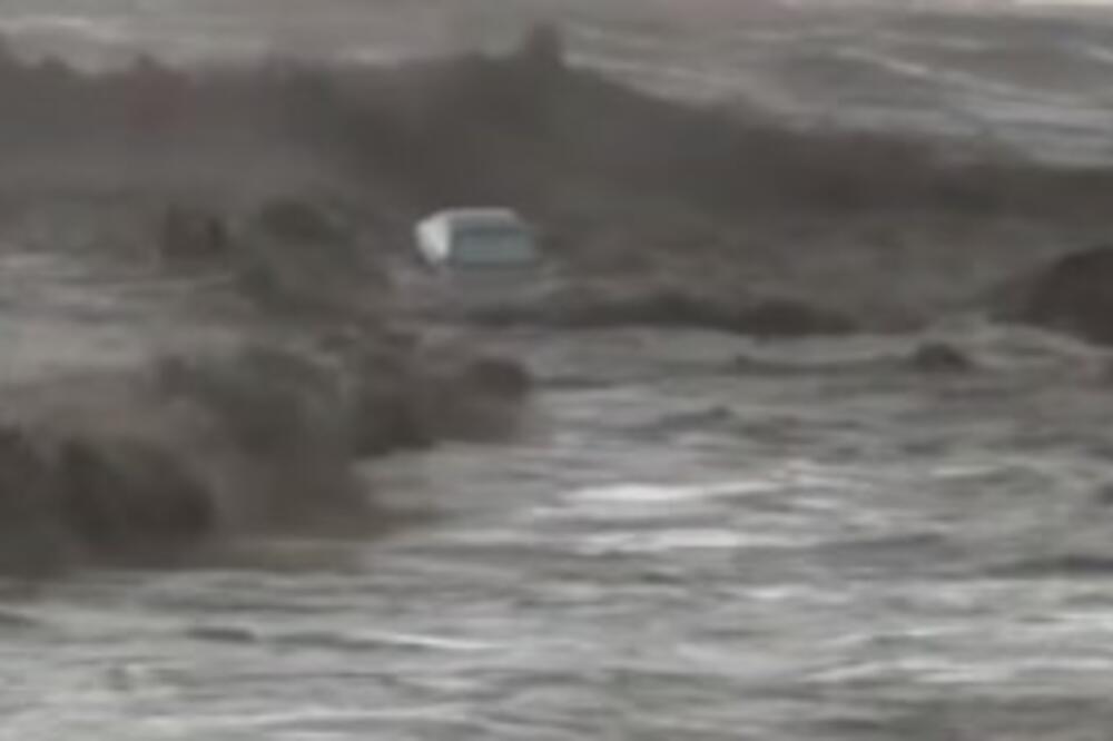 DRAMATIČNI SNIMCI NEVREMENA U GRČKOJ: Poplave uzele maha, NOSE SVE PRED SOBOM, ljudi ZAROBLJENI (VIDEO)