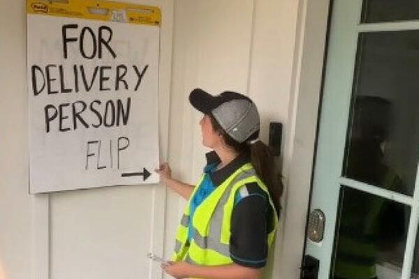 DOŠLA JE DO VRATA DA OSTAVI PAKET, A ONDA JE UGLEDALA NATPIS: Ono što je uradila ZA NOVAC malo ko bi SMEO (VIDEO)