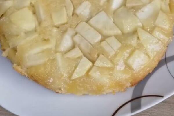 ČUVENI JUGOSLOVENSKI PREVRNUTI KOLAČ SA JABUKAMA: Isplivao RECEPT koji se čuvao GENERACIJAMA