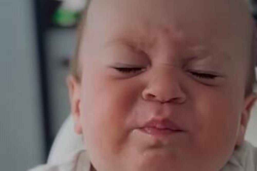 PRESLADAK VIDEO NA KOME BEBA PRVI PUT PROBA KIVI TOPI INTERNET: Reakcije se smenjuju ali on je UPORAN (VIDEO)