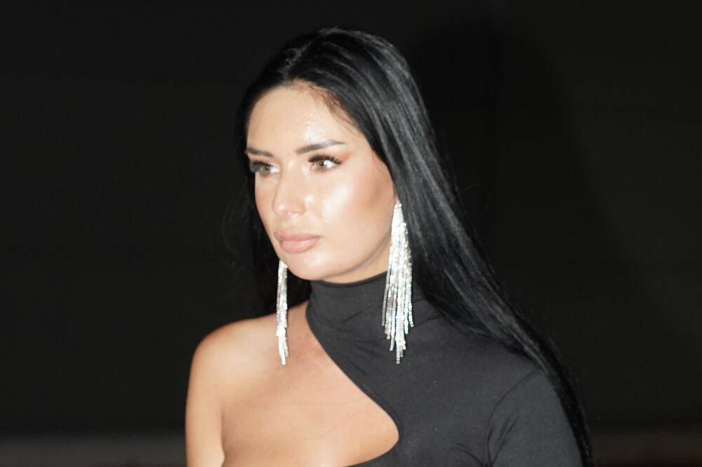 NJENA PROŠLOST ĆE VAS SKAMENITI: Jovana je ODRASLA U DOMU, a sada je gledate na NACIONALNOJ FREKVENCIJI