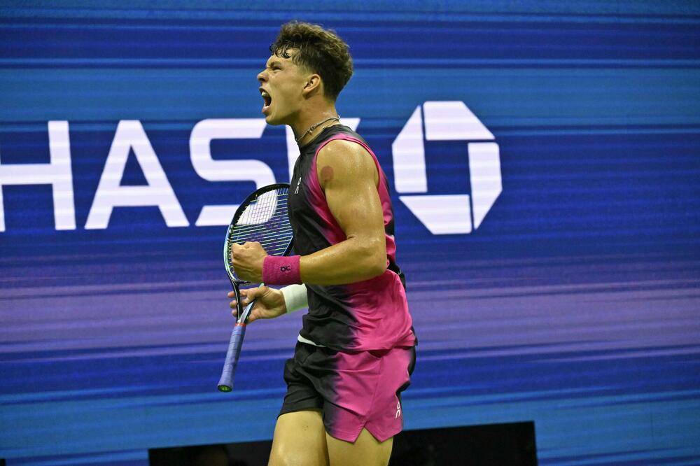 NOVAK DOBIO RIVALA U POLUFINALU: Levoruki bombarder (20) servirao još jednu senzaciju!