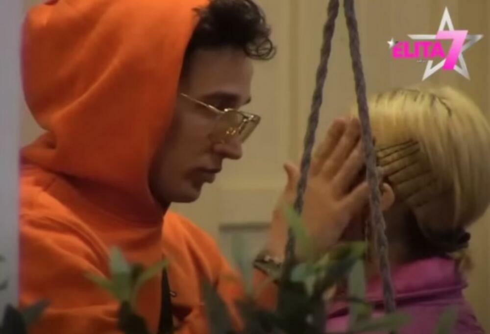 Zaboravila da ima dečka i prepustila se poljupcima