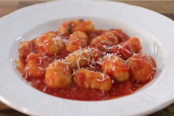 ITALIJANSKI SPECIJALITET, TOLIKO JEDNOSTAVAN DA SVAKO MOŽE DA SPREMI: Testenina u PARADAJZ SOSU koja se RASPADA