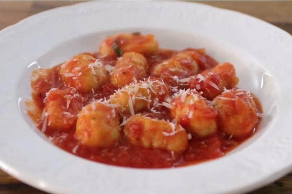 ITALIJANSKI SPECIJALITET, TOLIKO JEDNOSTAVAN DA SVAKO MOŽE DA SPREMI: Testenina u PARADAJZ SOSU koja se RASPADA