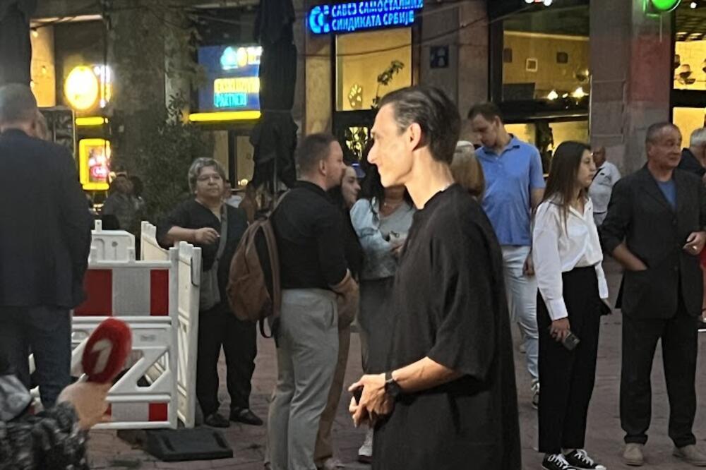 ESPRESO PAPARACO UHVATIO POZNATOG MACANA: Evo šta radi MILJENIK SRBA usred PRESTONICE