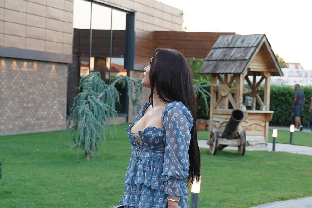 FATALNA CRNKA JEDVA PREKRILA GRUDI TRAČICAMA, IZGLEDA KO MILION DOLARA: Nema JAČE RIBE od nje, baš je DOBRA