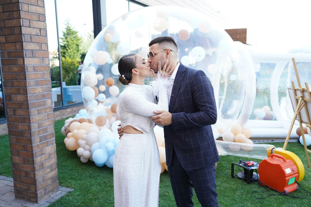 IVANA PAVKOVIĆ JE OBJAVILA NAJLEPŠU FOTOGRAFIJU KOJU ĆETE DANAS VIDETI: Stariji sin ŠETA BRAĆU BLIZANCE, preslatko