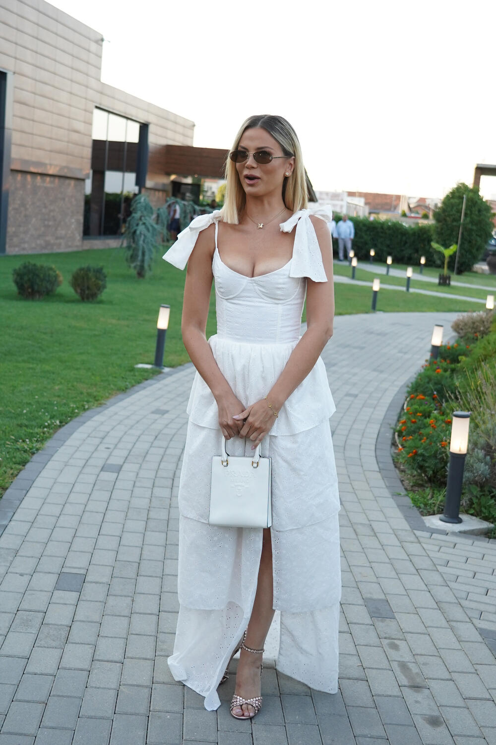 Blistala u beloj haljini