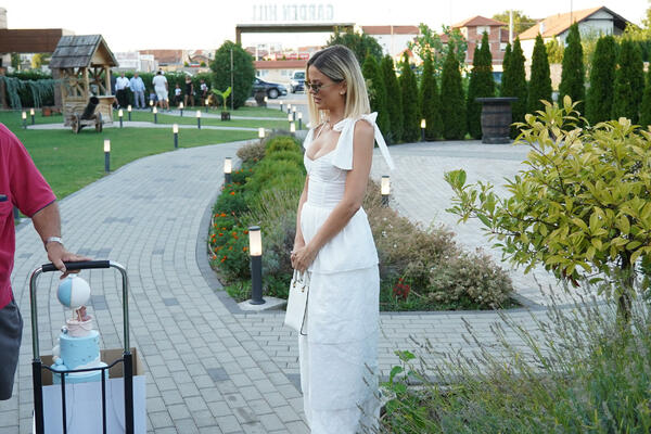 ONA JE ŽENA KOJA ZNA MNOGE TAJNE ESTRADE: Kad bi ona PROGOVORILA više ništa ne bi bilo ISTO, bila BRUTALNO ISKRENA