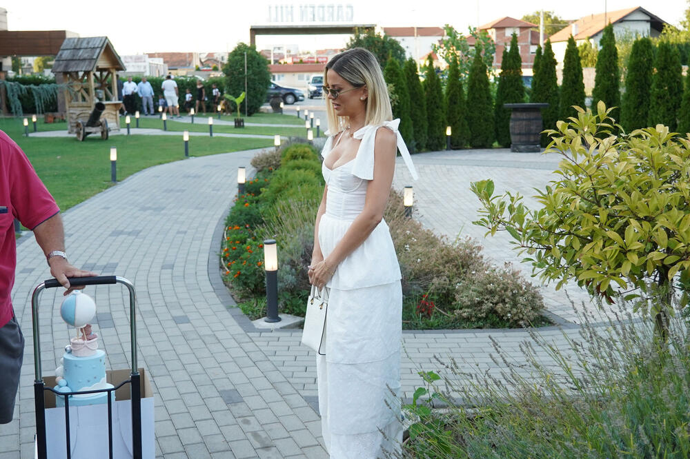 ONA JE ŽENA KOJA ZNA MNOGE TAJNE ESTRADE: Kad bi ona PROGOVORILA više ništa ne bi bilo ISTO, bila BRUTALNO ISKRENA