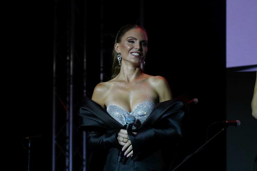 ONA JE ŽENA KOJA JE ZAVELA SRBIJU, A TEK DA VIDITE KAKVOG JE MACANA UPECALA: Ovo je muž Nine Seničar, divni su