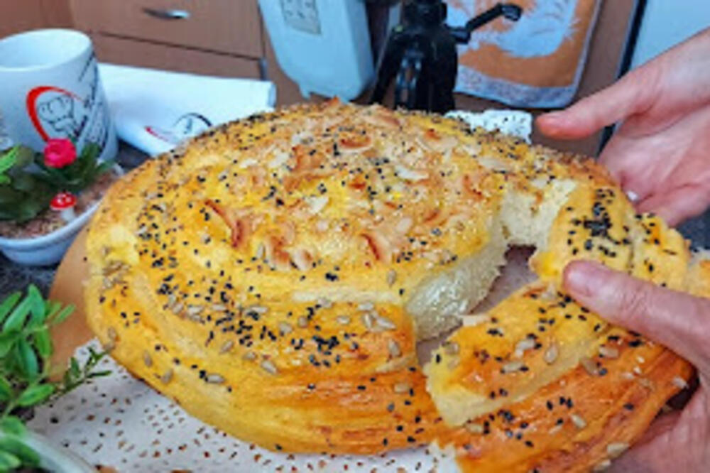 BAKA JELA PODELILA RECEPT ZA PUŽ POGAČU KOJA SE TOPI U USTIMA: Jedan sastojak joj daje POSEBNUMEKOĆU