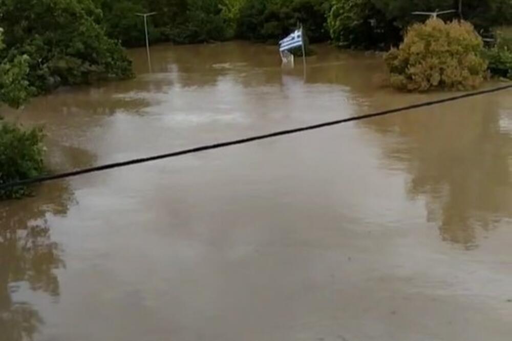 PORODICE SE POPELE NA KROVOVE I ČEKAJU SPAS: Pogledajte dramatični snimak iz poplavljenog sela u Grčkoj (VIDEO)