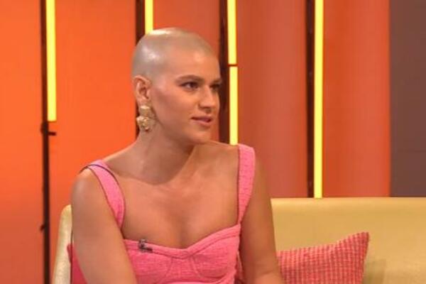 "TREBALO JE DA SE POMIRIM SA TIM DA ĆU BITI ĆELAVA!" Sonja je za mesec dana izgubila kosu, a onda je ZAVOLELA SEBE