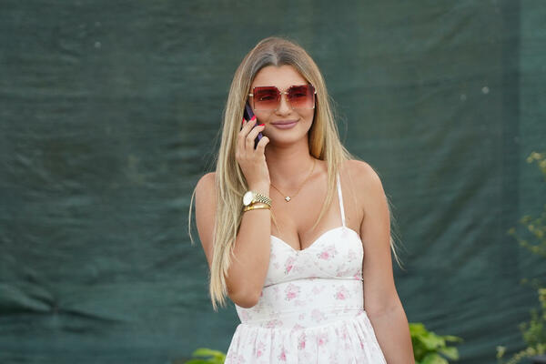 ZNATE LI ČIJA JE ZANOSNA PLAVUŠA ŽENA? Poznati SRBIN oženio PRAVU LEPOTICU: Njeno zgodno telo svi KOMENTARISALI