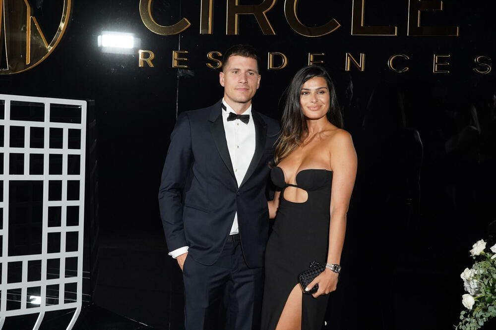 Nemanja sa prelepom suprugom Minom zapevao na svadbi i najavio odlazak iz Crvene zvezde? (Video)