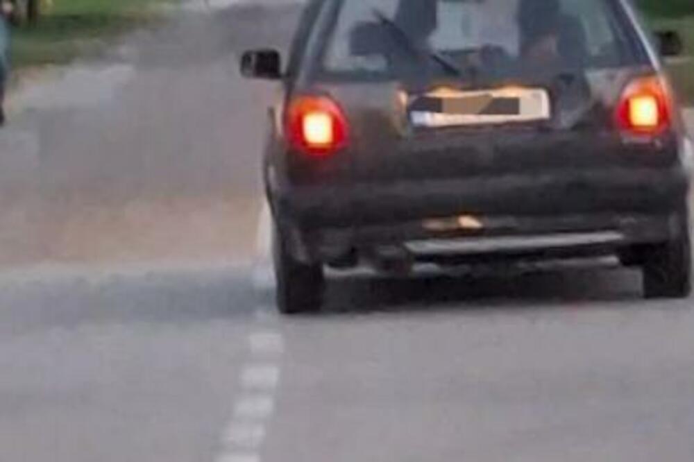 JEZIV PRIZOR U PANČEVU: Čovek leži na KROVU GOLFA u POKRETU, ljudi ŠOKIRANI! (VIDEO)