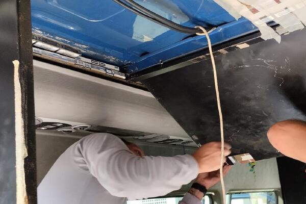 OVAKVO KRIJUMČARENJE JE I CARINIKE ZAPREPASTILO: Otvorili tovarni deo kombija na Kelebiji, i ostali u ŠOKU